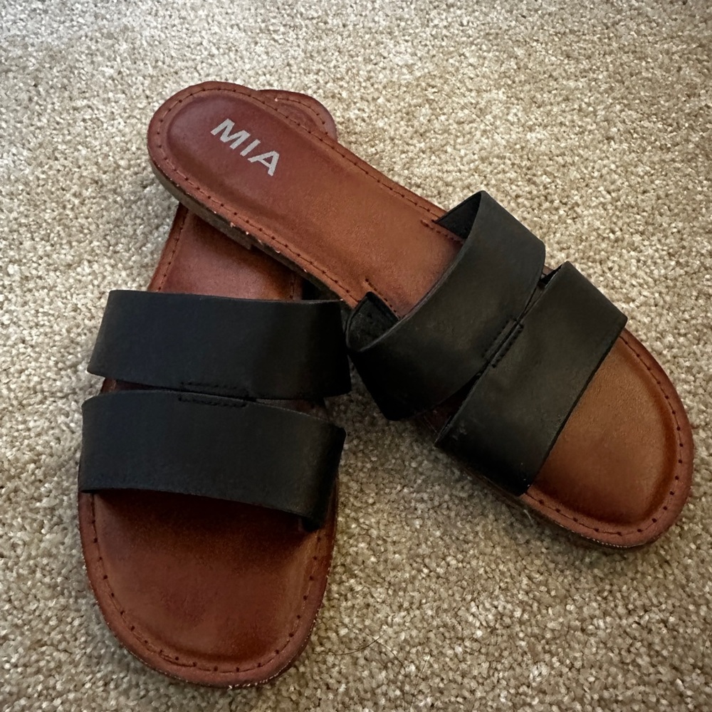 MIA black leather slide sandals size 8